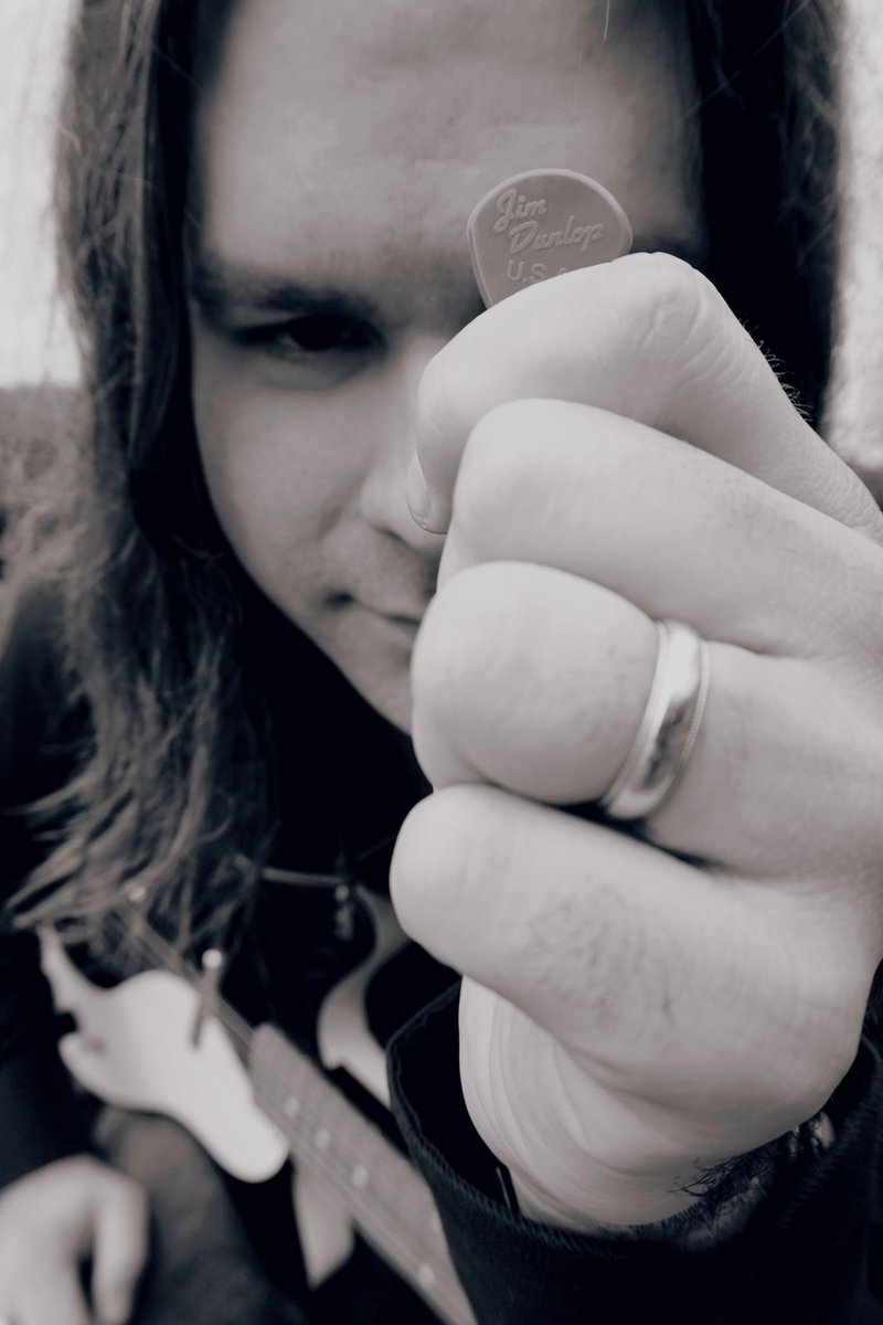 GrantWalden's tweet photo. The Jazz III pick by @jimdunlopusa is my #1 choice. Guitarists - comment a photo of yourself using your favorite pick and tell me why.
📸  Lily Holly Retherford
.
#Guitar #Guitarist #Musician #Producer #JimDunlop https://t.co/rbJaRWk37B