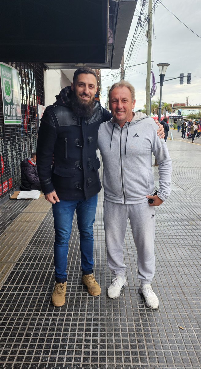 JaviBarba13's tweet image. Caminando por Munro me cruce al Ruso. Lo único que me salió decirle fue:"No sabes lo que te extrañamos. Gracias por todo"
@spontoneta @Cala_Marron @calaensutinta @Ministerio_Cala @caplatense @RTCalamar @MuseoCAP @platenseancho @tensedeprimera @LolySponton @tintadekalamar #Volve🙏🏻