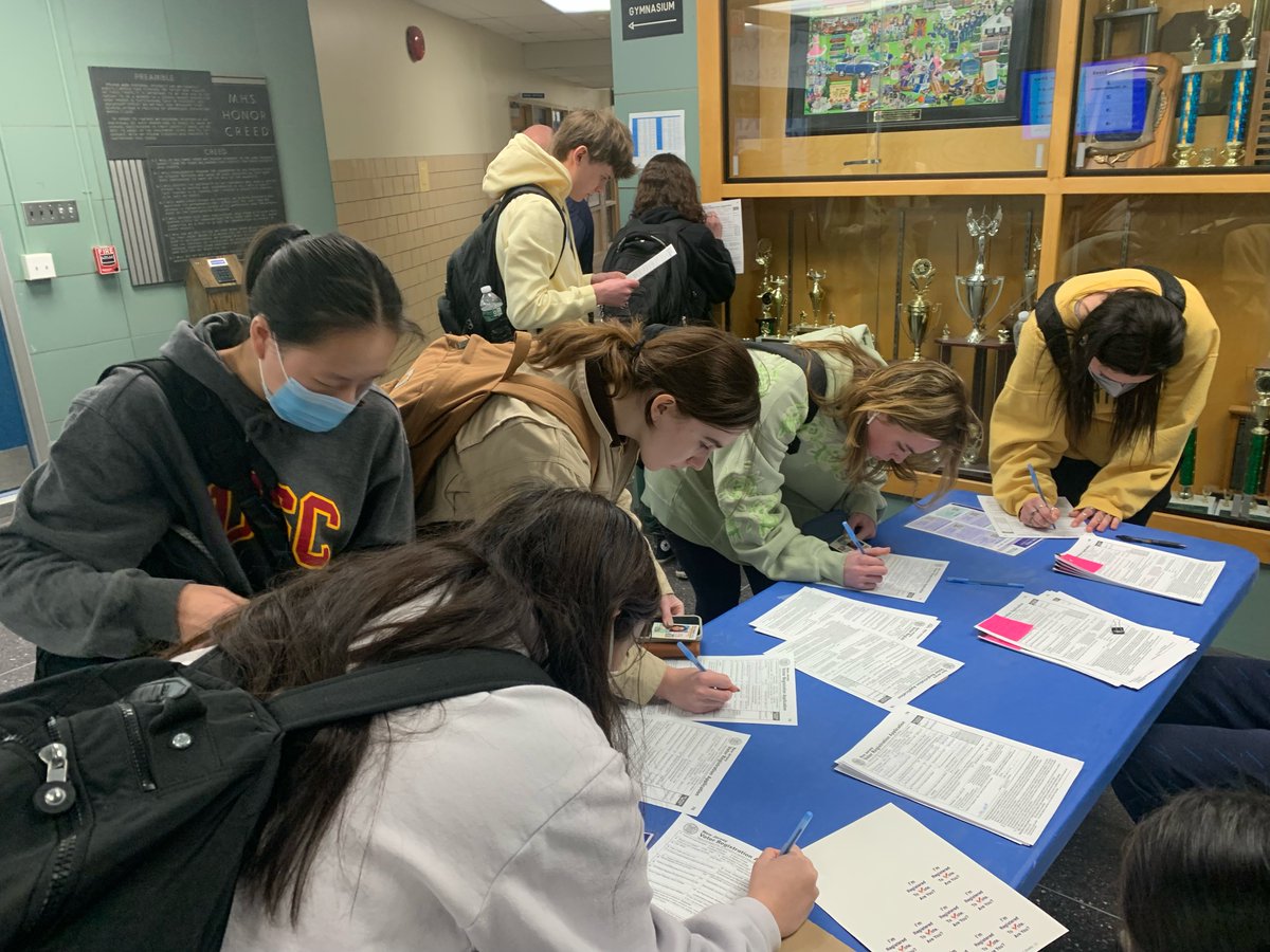 newjerseydems's tweet photo. This week, the NJDSC hosted a voter registration event at Millburn High School where hundreds of students registered to vote in New Jersey’s upcoming elections! If you’re inspired by NJ’s newest voters, you can take action and register to vote below:

https://t.co/lPnruNDver https://t.co/q1b5dbg83h