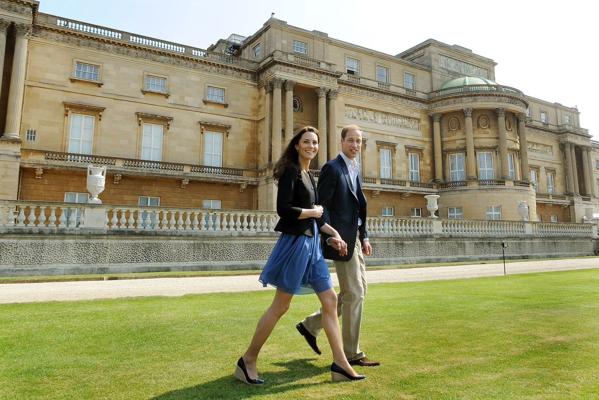 lovefamilywales's tweet photo. #otd 11 years ago, our Duke and Duchess left Buckingham Palace after their wedding party in 2011 🇬🇧 I loved that they were holding hands and that they allowed us to see this! They looked so simple but so elegant.. just a husband and his wife 😍😍😍😍 https://t.co/Xz6af0zU2e
