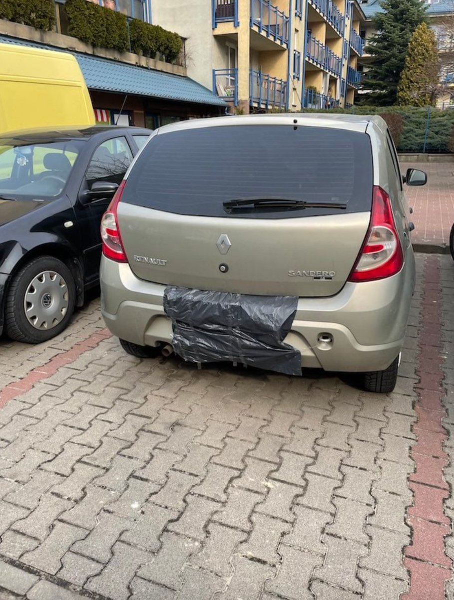 polsha24info's tweet photo. Слева – машина из Украины в Варшаве.
Справа машина из РФ https://t.co/HBYVNpo11m