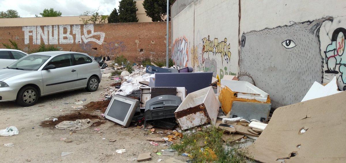 sanisidroexiste's tweet photo. Este es unos de los parkings de las #FiestasSanIsidro2022 @Lineamadrid @JMDCarabanchel Vecinas/os solicitamos desde hace muchos meses la retirada de la basura #MadridSucio https://t.co/y7xwwb40hu