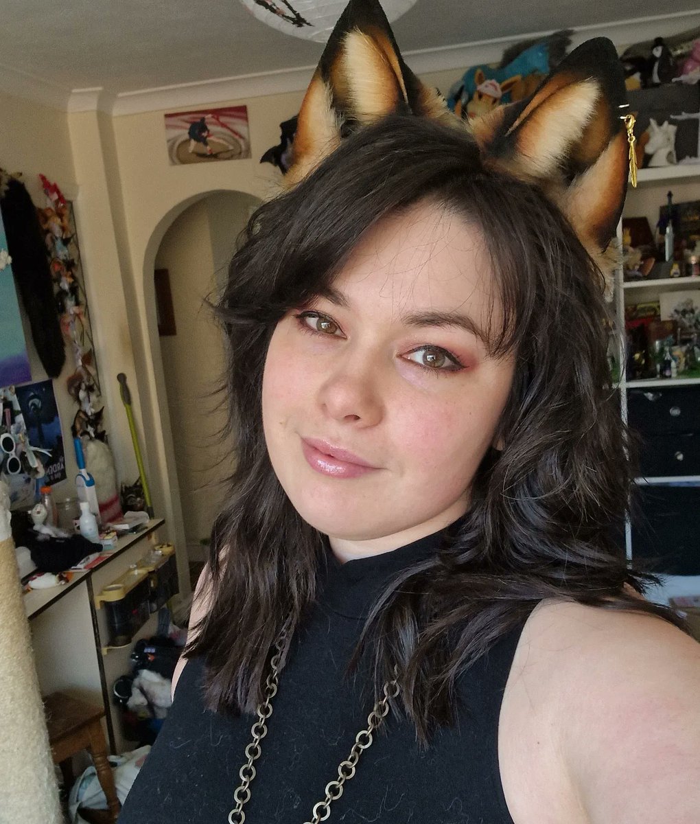 Its been a while, had half my hair chopped off. Looking at cosplays for mcm 👀