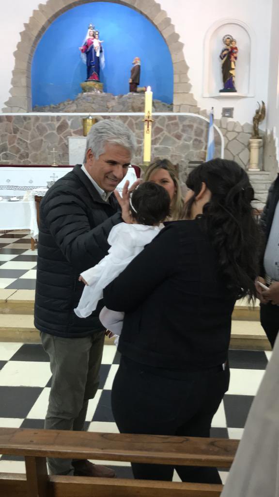 Gracias Michael y Johana por invitarme a ser padrino de bautismo de Emily. Un hermoso momento compartido con toda la familia de Emily en la Iglesia de El Volcan. Orgulloso de mi ahijada !!!