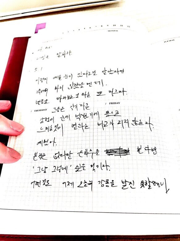 SkzLatamRecords's tweet image. [220431] 💭🥟 00:35 AM

Hagámoslo bien mañana
5.1 
Su hubiera sabido que tienes unos ojos tan bonitos. Yo no tendría miedo. Es diferente a mirar a las estrellas. Tienen emociones incrustadas en sus ojos, por lo que sienten con su cuerpo es incomparable con las estrellas. Hermoso+