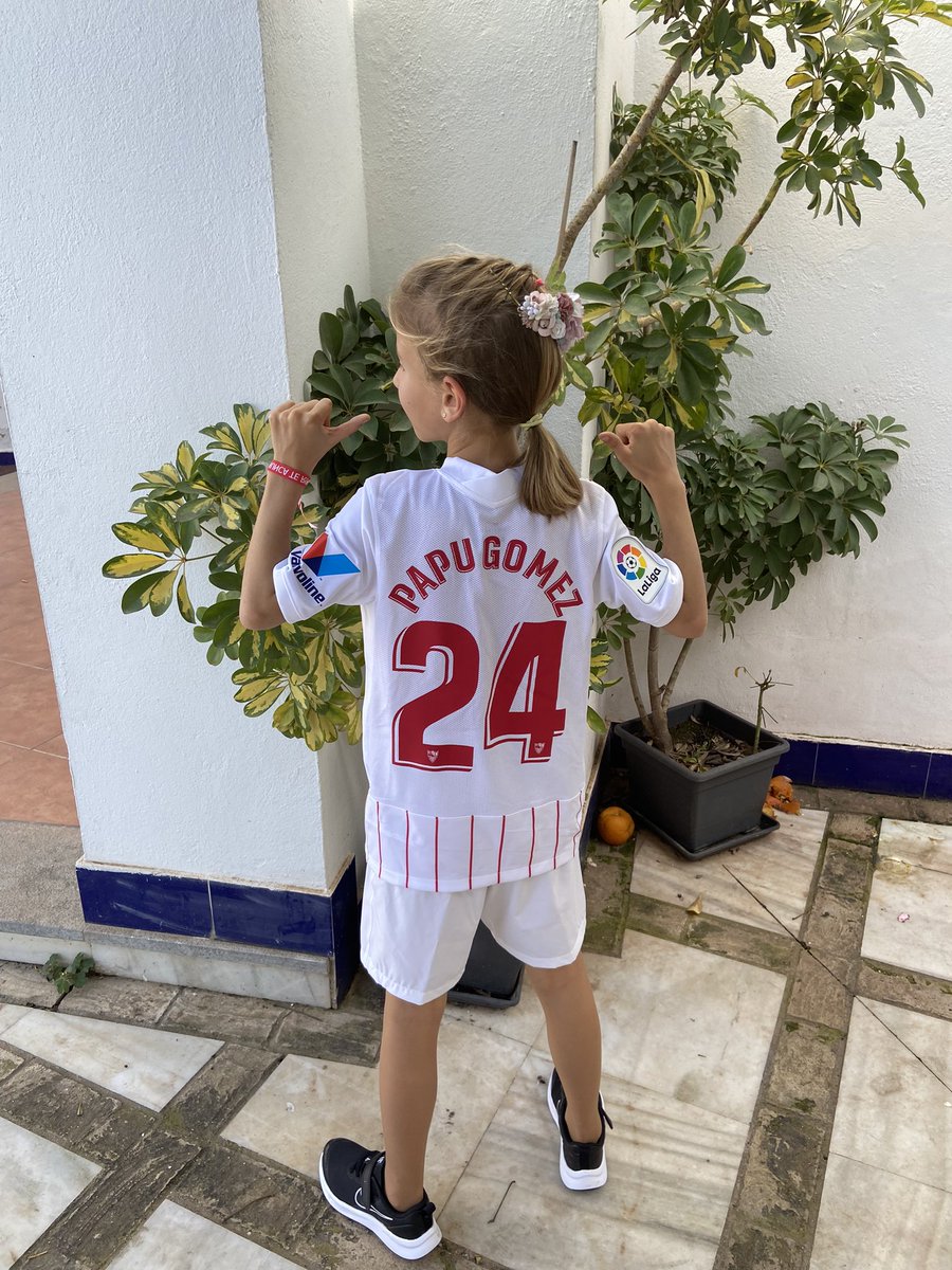 pacomet76's tweet photo. Mi hija acaba de hacer la primera comunión, encantada con su regalo de la camiseta de @papugomez_ofi https://t.co/IJxO4KqPpf