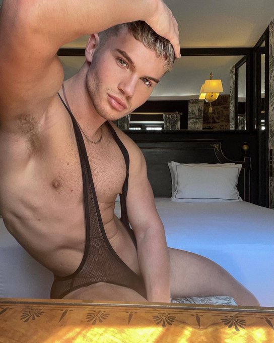 Who&rsquo;s gonna give me some french kisses in Paris ? https://t.co/tb8sc2DCQd
