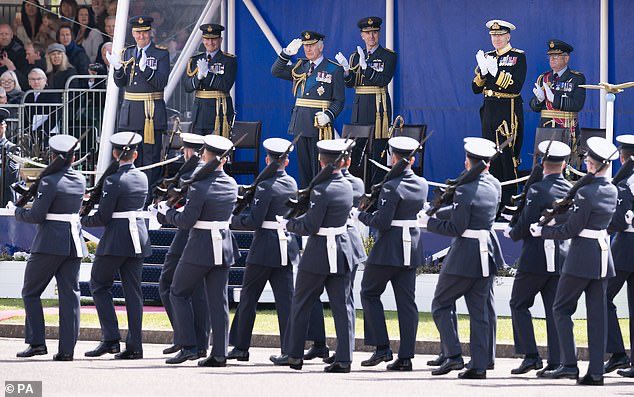 TheNorskaPaul's tweet photo. HRH #PrinceCharles attends a parade for #RAF graduates who didn't get a ‘Passing Out’ parade in 2020 because of #Covid_19 restrictions.
The #DukeofCornwall who is Air Marshall, was at #RAFCCranwell Friday where he met with recent graduates from the base & #RAFHalton https://t.co/B62R6zz4Zm