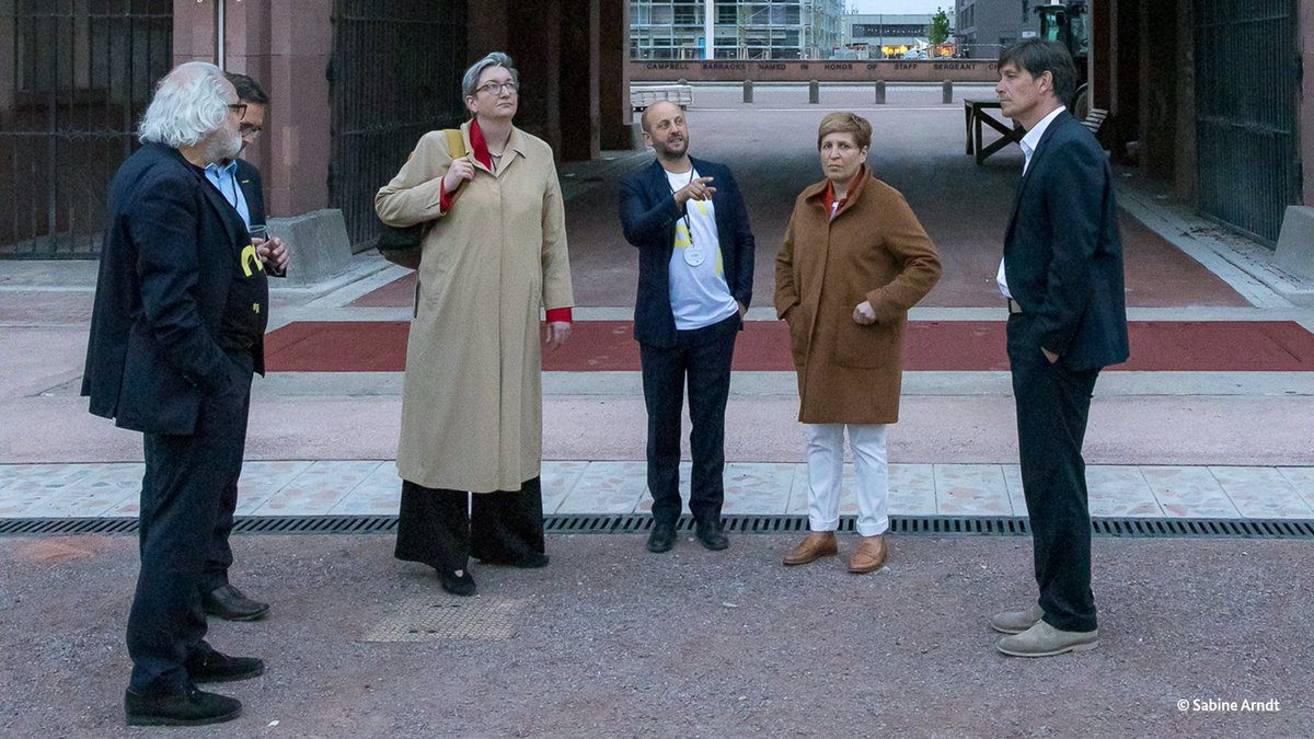 BMWSB_Bund's tweet photo. Eines der zukunftsweisenden Projekte der @IBAHeidelberg ist #DerAnderePark. „Auf einer historischen Kasernenanlage wird gezeigt, wie Freiräume Orte der Bildung, Kultur und Wissenschaft vernetzen und die Identität des Stadtteils neu prägen können“, so Bauministerin @klara_geywitz. https://t.co/gulOrQSRYx
