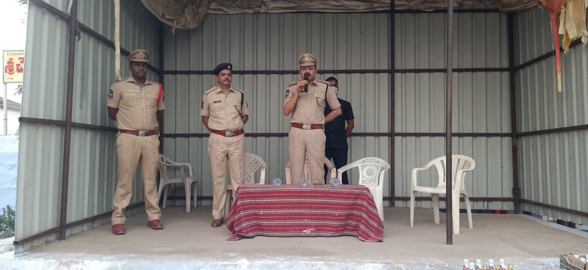 MalkajgiriCop's tweet photo. As per instruction of #CP_Rachakonda Sri. #Mahesh_Bhagwat_IPS., under the supervision of #DCP_Crimes, @RamannapetPS conducted the #CommunityContactProgram in Ramannapet town &amp; #seized 42-Two-wheelers and Illicit Liquor of 40litres.

@TelanganaCOPs @hydcitypolice @cyberabadpolice https://t.co/2y3vabZNwc