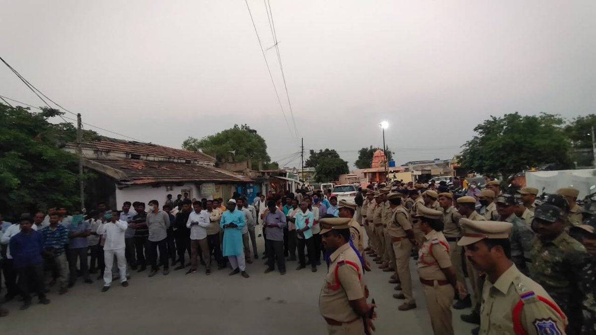 MalkajgiriCop's tweet photo. As per instruction of #CP_Rachakonda Sri. #Mahesh_Bhagwat_IPS., under the supervision of #DCP_Crimes, @RamannapetPS conducted the #CommunityContactProgram in Ramannapet town &amp; #seized 42-Two-wheelers and Illicit Liquor of 40litres.

@TelanganaCOPs @hydcitypolice @cyberabadpolice https://t.co/2y3vabZNwc