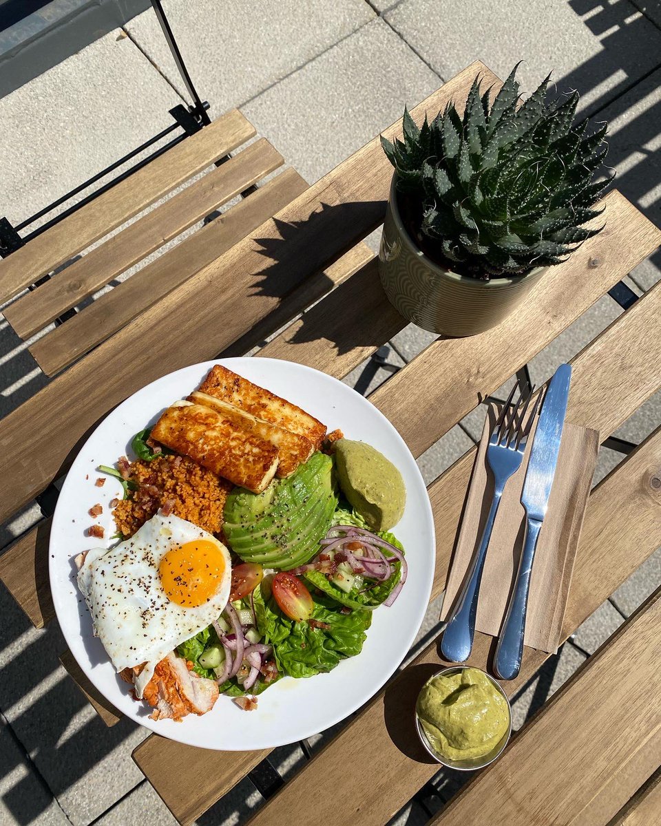 If mouth watering was a picture - it would look a lot like this 🤤🥑🍗🍳 Chicken, halloumi, avocado, harissa spiced couscous, mixed leaves, red onion, cherry tomatoes, crispy bacon, homemade avo dressing and a fried egg - only £7.50! #salad #london #cafe #coffee #streatham #yummy