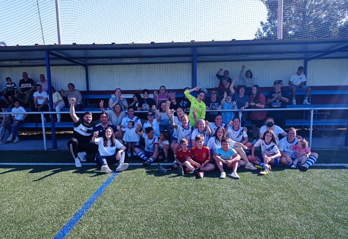 En la tarde de hoy el femenino se proclamó CAMPEÓN DE LIGA tras empatar (1-1) con el Discalzas en un partido muy competido y disputado. Un gol de Leti en la segunda parte le dio el título a las blancas!!!
Enhorabuena chicas!!!
GO MANIÑOS