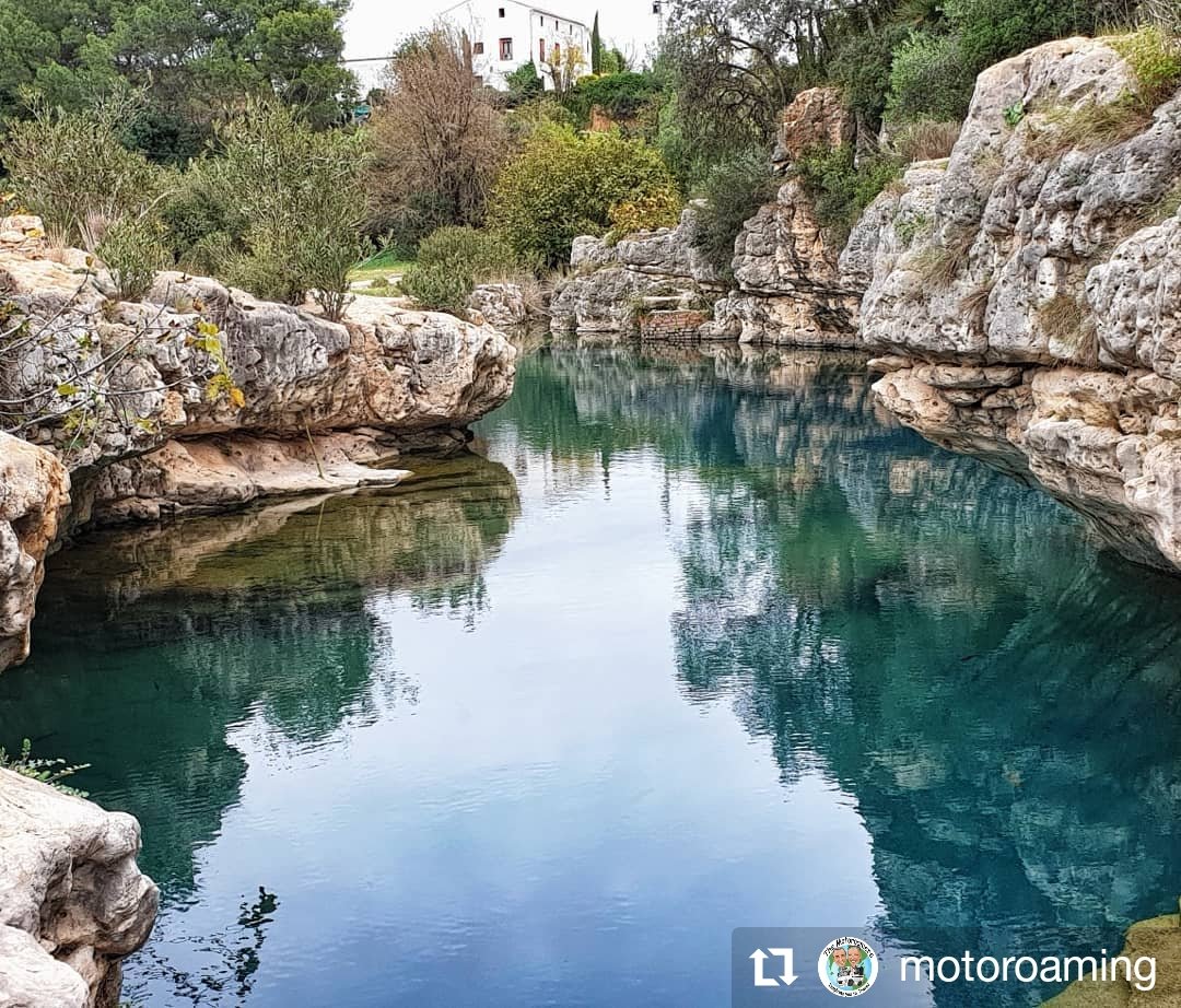 lacanalturismo's tweet photo. ¿Preparados para conocer uno de los bonitos rincones de #Anna? 🤔 Muy cerca del lago de la Albufera encontramos un lugar con una belleza entrañable. 🌿 Se trata del paraje de la #FuentedeMarzo, un nacimiento de agua arropado por un cañón de rocas

#LaCanalTerritorioturístico https://t.co/lnQuEsCOst