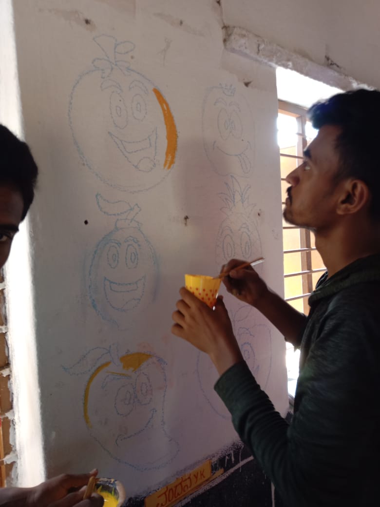 rcblrmidtown's tweet photo. On the occasion of #AzadiKaAmrutMahotsav #Rotary rejuvenating 75 govt schools where freedom fighter studied. Painting started in kittadal, Chitradurga district on the reminiscence of Freedom fighter K M Jayadevappa.

#CampaignForGovtSchools #SchoolBell #Campus2Community https://t.co/e5nNGYFxzt