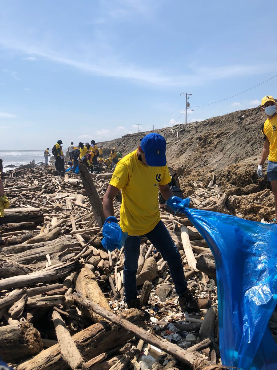 asceuninorte's tweet photo. Este 30Abril, nuestro grupo AsceUninorte se dedicó a la limpieza de playas para recuperar el ecosistema y así poder respirar un aire más agradable. 
#limpiezadeplayas 
#Asceuninorte 
#Uninorte https://t.co/oshQUeAVAW