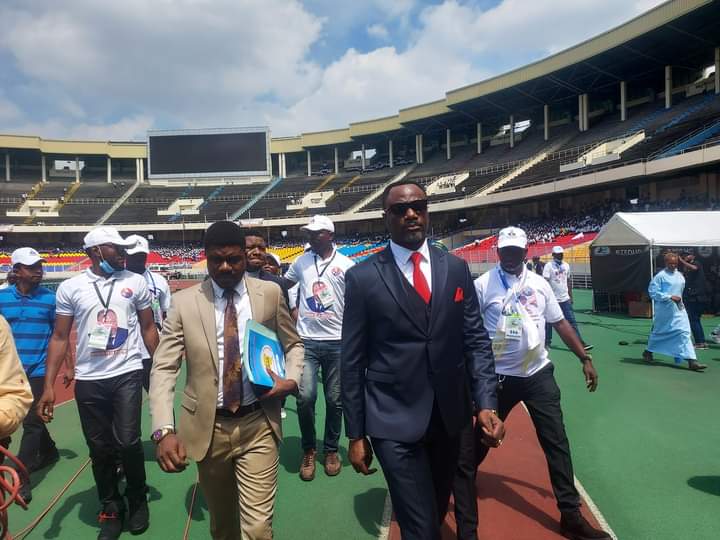 JuniorMonga11's tweet photo. Louison MUBENGA un parsec toujours pré de son chef. Son excellence Tony MWABA KAZADI ministère de l'Epst, pour célébrer la journée spéciale d'enseignements . 
Au stade de Martyrs

Vive la RDC;
Vive le ministère de l'Epst ;
Vive la gratuité de l'enseignement de base https://t.co/LZBYOr34aX