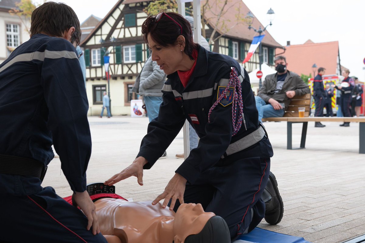 Les #Pompiers67 ont participé à la journée de sensibilisation aux dons d'organes organisée aujourd'hui à <a href="/VilleErstein/">Ville d'Erstein</a>.
Après la cérémonie d'hommage à Luc Forster, le public a pu s'informer sur le don d'organes et sur les gestes de premiers secours.