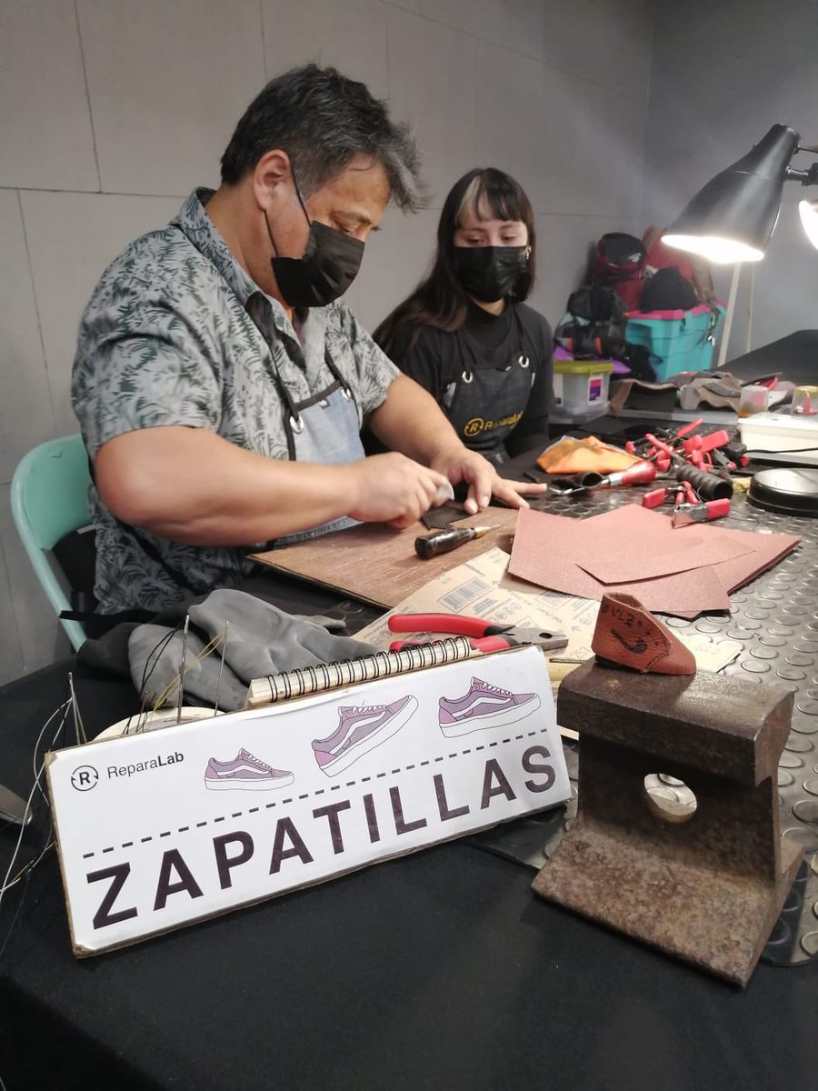 metrodesantiago's tweet photo. La tierra 🌎 nos necesita y tú puedes tomar acción de manera creativa, sustentable ♻️y gratis.
Acompáñanos hoy hasta las 18 hrs en Ñuñoa #L6, donde #Reparalab te enseñará a recuperar esa prenda de ropa que pensabas botar.
Revisa más información en https://t.co/HM75f8oZhv https://t.co/tD0DDAz4OV