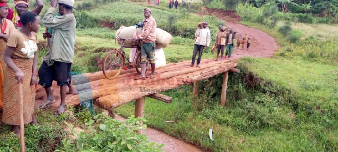 MagazineJimbere's tweet photo. ⚒️🧱 A @Gitega, les habitants de #Bugendana ont débuté ce 28/04/2022 les travaux de construction de 2 ponts reliant les centres de santé #Nkanda et #Kirimbi
🙌🏾 Les habitants et la commune assureront les frais nécessaires pour la construction https://t.co/JTYE1HAFRT
#Burundi https://t.co/CR4brWW5Du