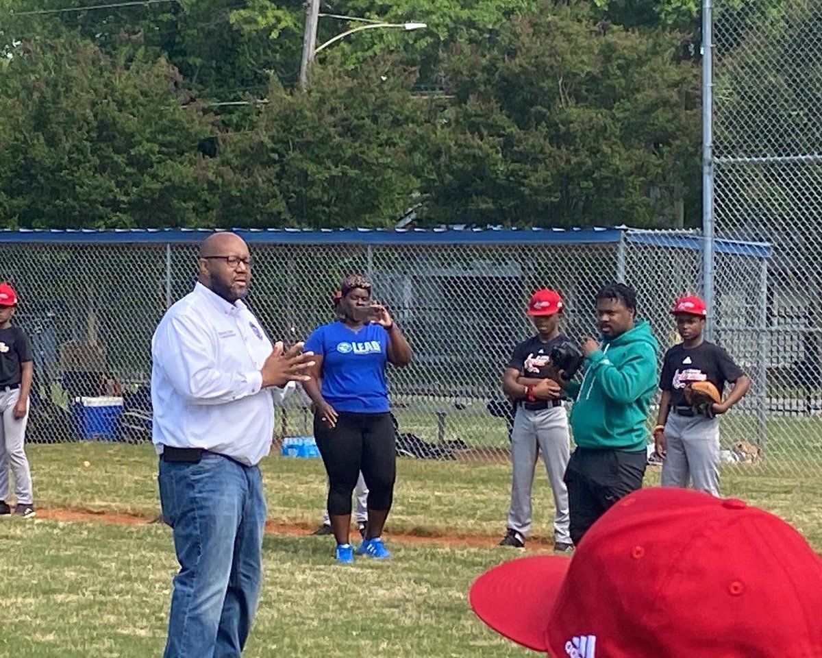 ByronAmos's tweet photo. LEAD Atlanta continues to inspire and change the lives of young men on the Westside at the illustrious Booker T. Washington High School. I was glad to join them for their last day of middle school baseball. 
#LEAD #LEADAtlanta https://t.co/lLf0EYcd9d