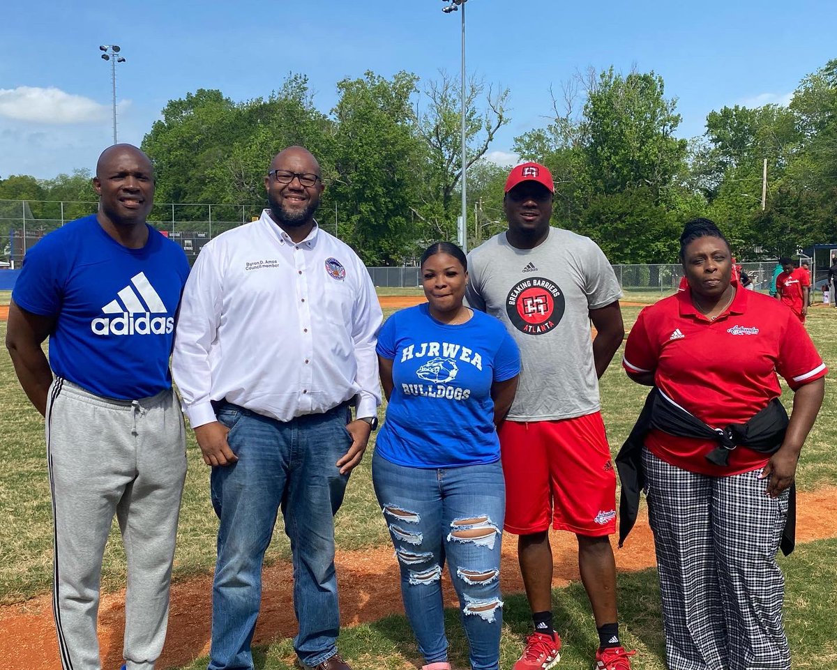 ByronAmos's tweet photo. LEAD Atlanta continues to inspire and change the lives of young men on the Westside at the illustrious Booker T. Washington High School. I was glad to join them for their last day of middle school baseball. 
#LEAD #LEADAtlanta https://t.co/lLf0EYcd9d