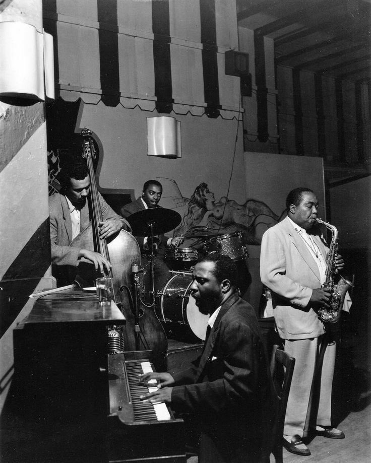 Día Internacional del Jazz y solo puedo agradecer estudiar, tocar y amar la música q es como vivir: el jazz es momento a momento. 
Hoy solo jazz🖤🎶

#DiaInternacionalDelJazz #JazzDay2022 

Parker, Monk, Mingus y Haynes tocando juntos en 1953