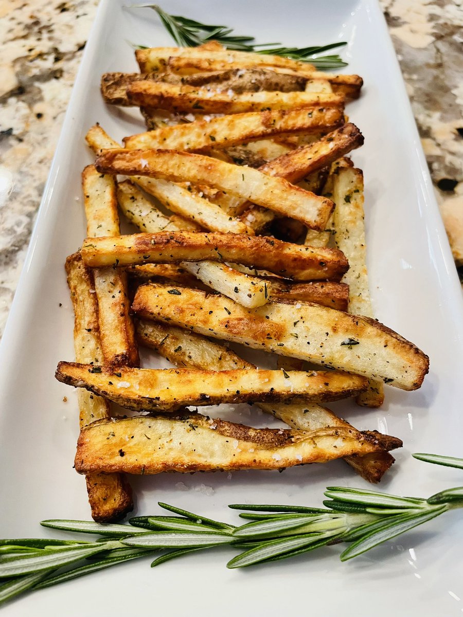 coookwithchris's tweet photo. Some crispy rosemary fries to accompany my steak tonight https://t.co/lLhyRaIvzM