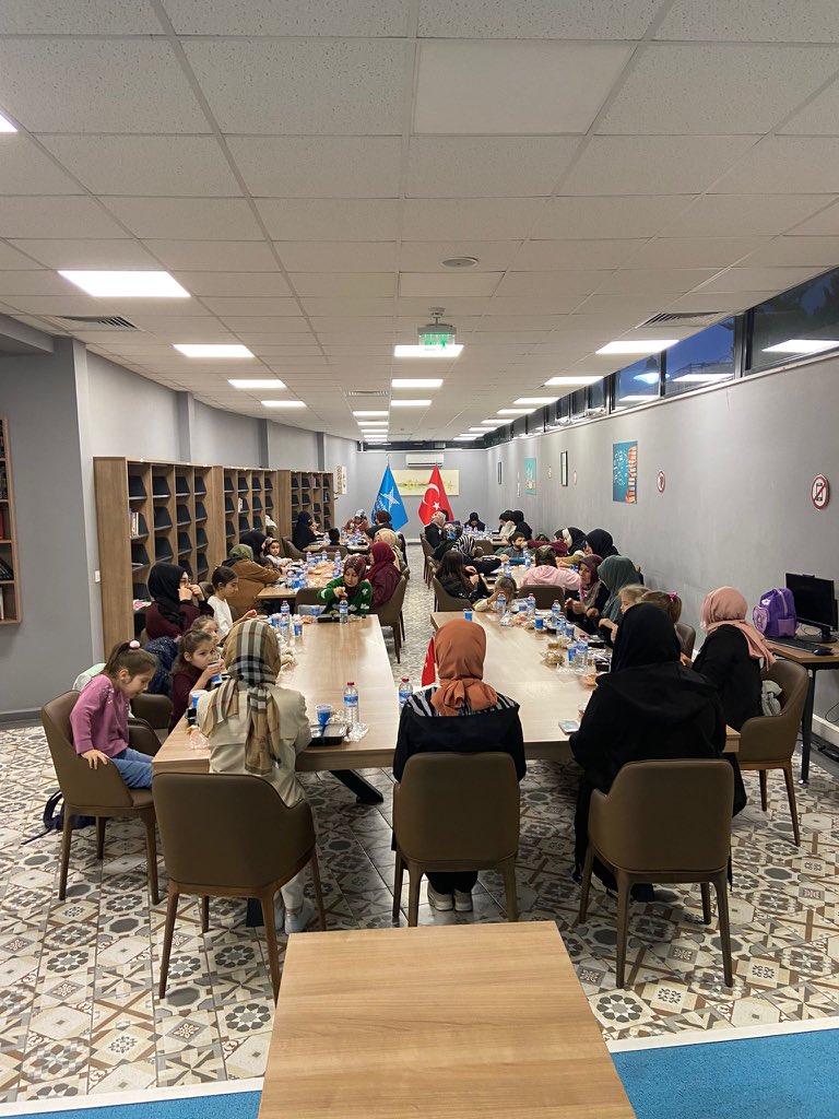 Bu sofrada bereket var, muhabbet var, samimiyet var.

Kadın Aile Koordinatörlüğümüzün düzenlediği iftar programında hanım gönüllülerimiz ve velilerimizi ağırladık, Ramazan'ın bereketini paylaştık.🌙🤗