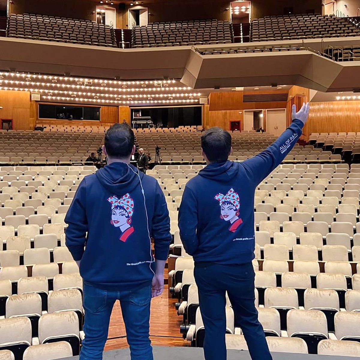 SanLuisOficial's tweet photo. Aún no lo creemos… Que alguien nos despierte. #Soundcheck en el gran Teatro Teresa Carreño. 

#DreamCheck #Sanluis  
Hoy a sala llena 👏🏻👏🏻
Y para mañana últimas entradas.

Gracias Caracas… gracias Venezuela 🇻🇪 https://t.co/6oCudIUnGF