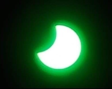 BernardoInforma's tweet photo. #SanBernardo: Eclipse solar parcial visible en este momento desde San Bernardo usa lentes apropiados para proteger tus ojos #eclipsesolarchile https://t.co/WF4KeNMGig