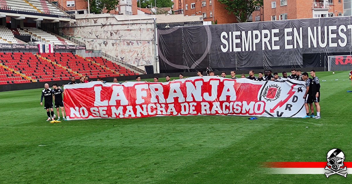 bukaneros92's tweet photo. Se puede sudar, se puede llenar de verde, pero nunca manchar de racismo. https://t.co/xzklbiVstF