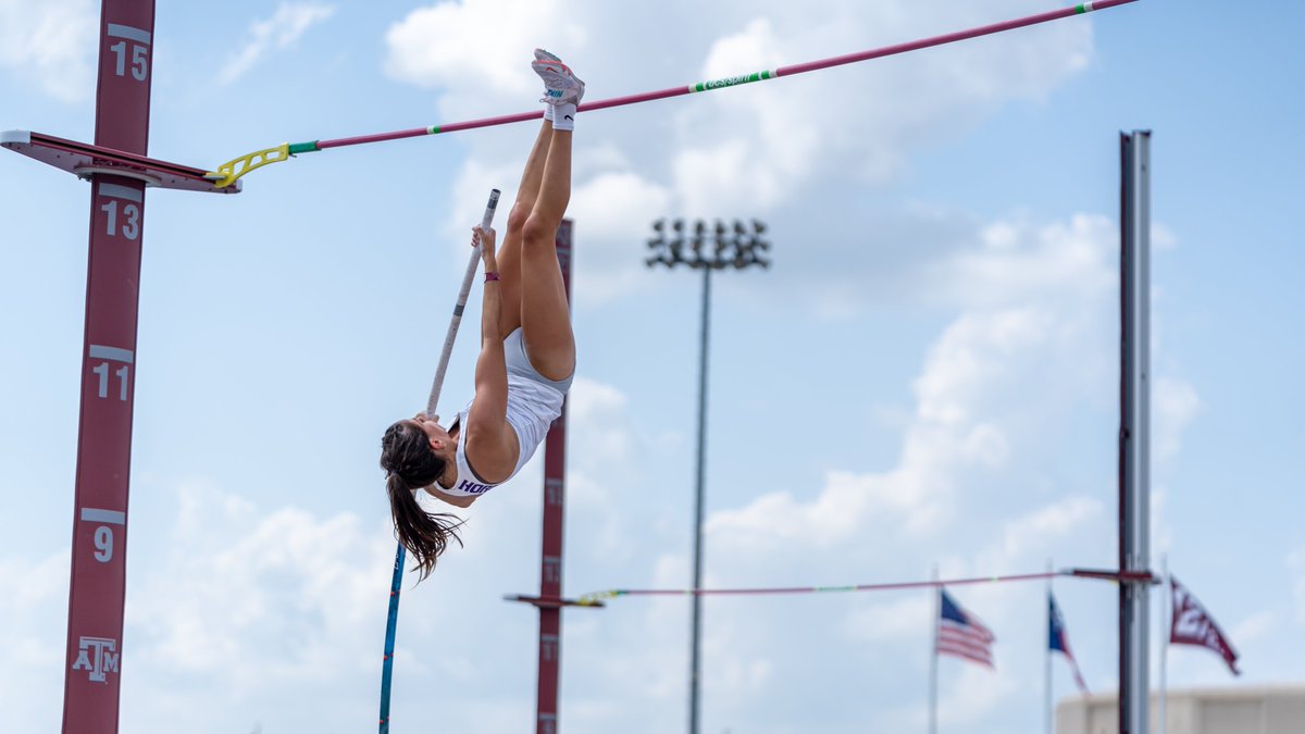 Making her mark 😤

Kasey ties her school record and personal-best height of 4.20m (13-9.25)! She finishes second among collegiate athletes.

#GoFrogs | <a href="/kcjstaley/">kc</a>