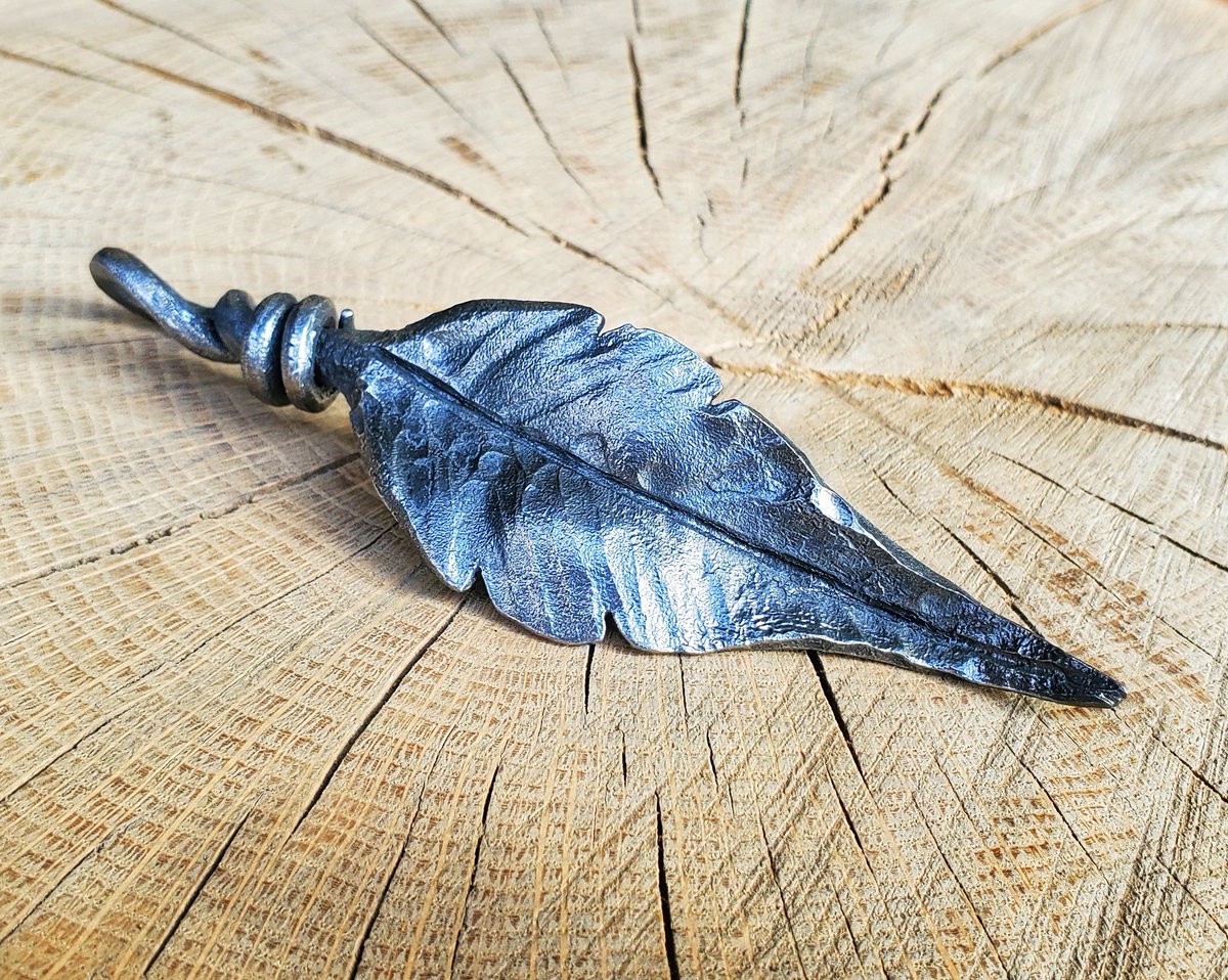 johndharvey_com's tweet photo. I had "starter leaves" left over from last week's class at The Steel Yard. So, I forged a few pendants. I'll forge a few more tomorrow. These are fun.
#Blacksmithing #Blacksmith #JDHMetalcraft #ArtistBlacksmith #BlacksmithArtist #Blacksmiths #forgedleaf #forgedleaves #jewelry https://t.co/x71s5a62Ui
