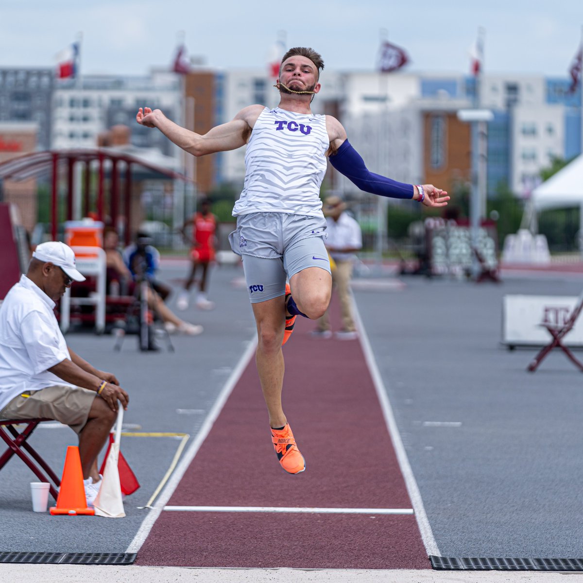 TCUTrackField's tweet photo. Evan finishes eighth overall in the men's long jump with his mark of 7.20m (3.5w)! 😈🐸

#GoFrogs | @EvanKoach https://t.co/HNra1LmPs6