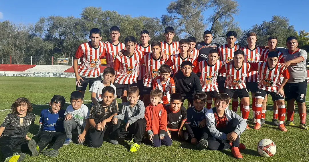 ⚪🔴⚽️

#AHORA Los chicos de la quinta división también son campeones del torneo Extra, luego de vencer por 3 a 1 en el resultado global a Pico FBC.

⚽️ 1 a 1 (F. Toso para CB.)

🇦🇹¡VAMOS LOS PIBES!

#CostaVa🇦🇹