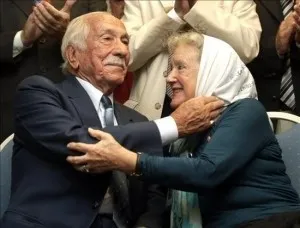 45 años de lucha y dignidad de las Madres de Plaza de Mayo. 

GRACIAS, 
GRACIAS, 
GRACIAS

(En la fotografía Nora Cortiñas abraza a Darío Rivas el día que presentamos la primera querella contra el franquismo en Argentina).