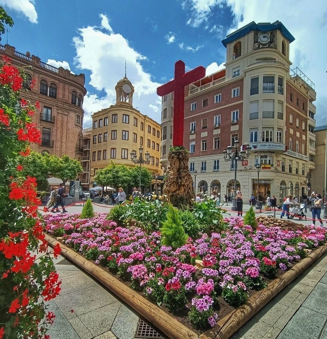 RafalcorS's tweet photo. Es un espectáculo cómo está Córdoba
Con sus 50 cruces y a las puertas de su mes. Porque aquí no hay semana o días grandes. En Córdoba hay mes grande
Mayo es a Córdoba lo que el azahar a los naranjos
Mayo es luz, olor, color, sonido, alegría, vida
Córdoba, eres un espectáculo illa https://t.co/ZjwAEa9dcm
