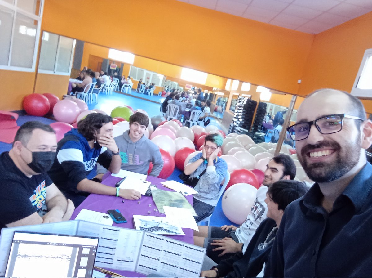 Tesoro_y_Gloria's tweet photo. Todos con cara de circunstancias menos el jugador con el kobold, ¿Qué acaba de pasar? Un, dos, tres, responda otra vez.
#ComarCON22 https://t.co/RIBNGaRjHO