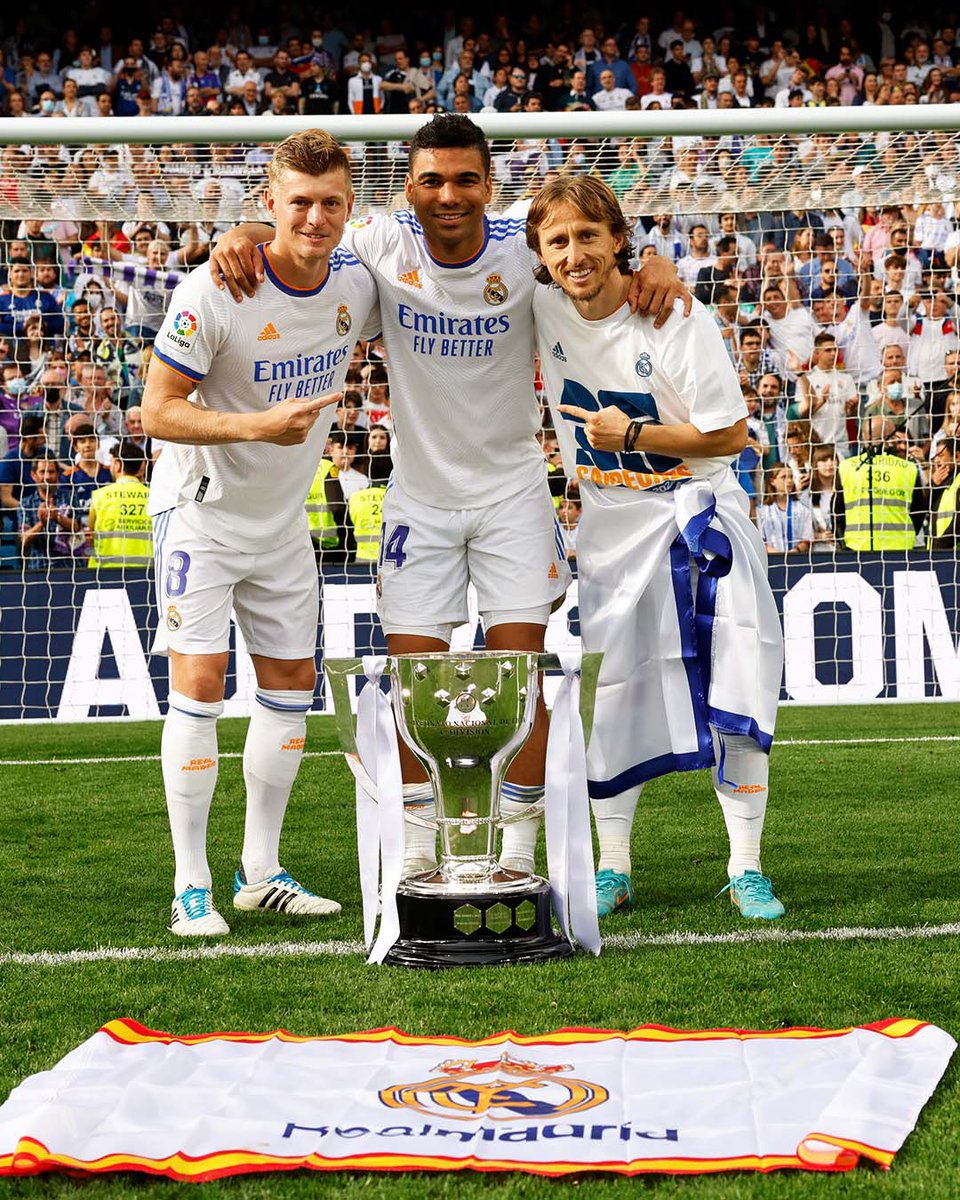 ActuFoot_'s tweet photo. La traditionnelle photo du meilleur trio au monde. 🤍🏆 https://t.co/6Cm8n3Jpzp