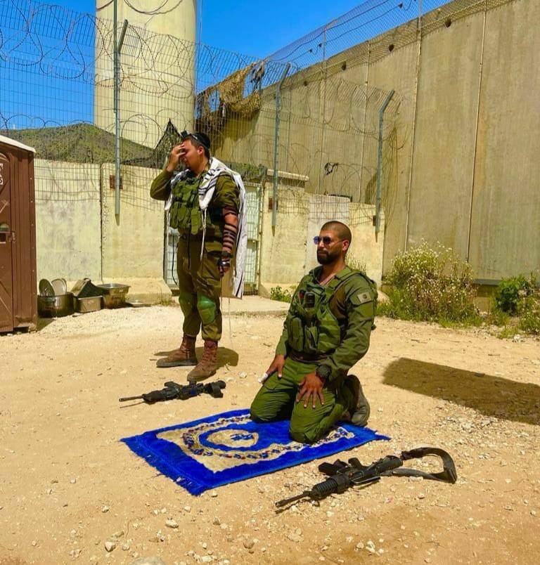 جندي مسلم وجندي يهودي في جيش الدفاع الإسرائيلي يصليان جنبًا إلى جنب كما يدافعان عن إسرائيل جنبًا إلى…