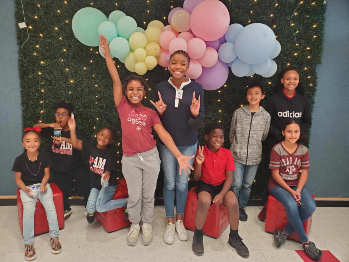 MMcCullum_iLead's tweet image. Skylar, @cedarhillisd Teen Superintendent, met with some of our scholars to pose questions, and she also had a chance to visit teachers she remembered from her time at @LRELonghorns. #LRENoFinishLine #EffectiveEducators @mrgaines_sciguy @CoachMCourtney @ramsalre