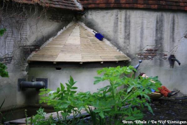 Vandaag werd er in 2010 een dakje vervangen van Lal's Brouwhuys in het Lavenlaar.