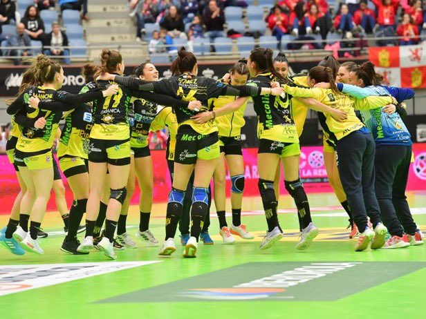 anagonzaleezzz's tweet photo. SIN PALABRAS 
estamos en la final🖤💛
 #QueSeDebe https://t.co/rXElm1qGW4