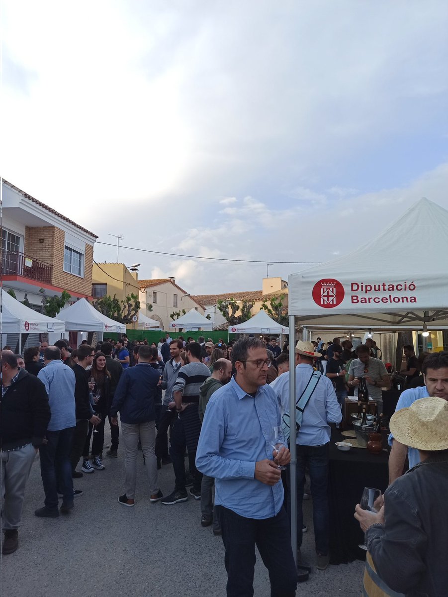 elcargolpenedes's tweet photo. El #Microvi comença amb força amb la Mostra de Petits Cellers de l'Arboçar, amb horari de tarda-vespre i oferta gastronòmica per qui vulgui quedar-se a sopar. Fins a les 23h podreu gaudir de 150 referècies de 30 cellers de diferentes zones. https://t.co/jGb0B7k1Ww