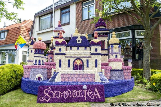 Tijdens de bloemendagen in Limmen vandaag in 2017, habben De Gaasverwerkers Symbolica nagemaakt in hyacinten.