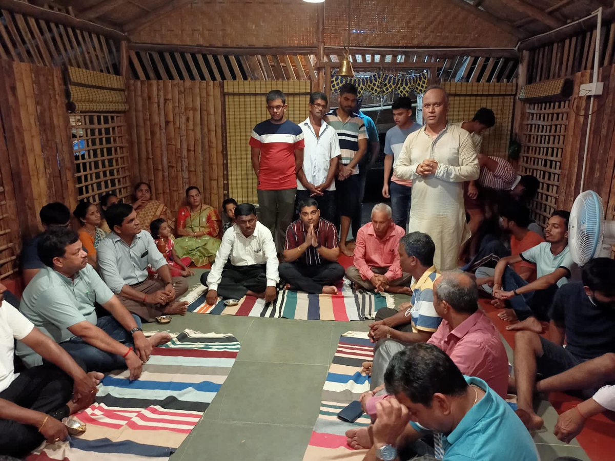 ramesh_tawadkar's tweet photo. Felicitated by the people of Delem in Nirakar Math, Briefed them about the upcoming program in Canacona. Sat down and discussed with them about their various concerns.
#RameshTawadkar4Canacona #RameshTawadkar #Canacona #Goa #India #Delem https://t.co/0YvDUT61Y8