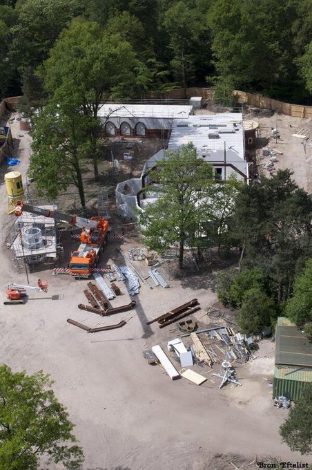 Vandaag in 2011 werd er aan het dak gewerkt van Polles Keuken.