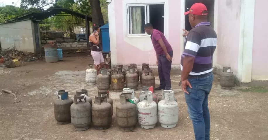 ronnimgas's tweet photo. ¡No descansamos! ♨️🚛

Hoy #30Abril en atención a las comunidades del municipio Francisco de Miranda con la distribución de gas doméstico 

✳️ Merecurito ✳️
Familias atendidas:148

#Guárico
#EnCuerpoYAlma
#VenezuelaEnRosario2022
#FelizSabado https://t.co/ygJdRC9AxJ