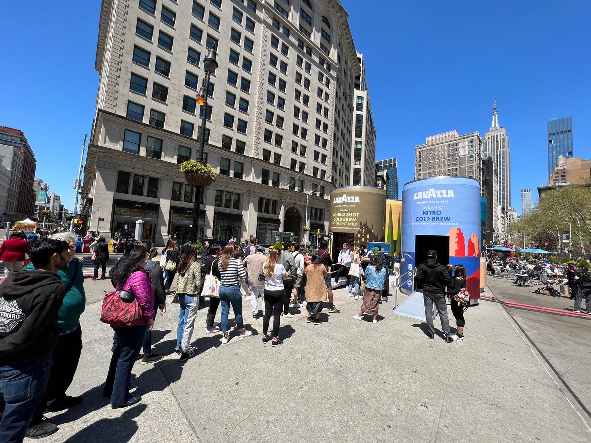 LavazzaUSA's tweet photo. #LavazzaColdBrew is now yours to enjoy! Our larger-than-life cans popped up in Madison Square Park this weekend to give NYC Lavazza fans a true taste of Italy. Step inside to immerse yourself in the beauty of our Italian destinations through May 1st, then take a #SipIntoOrganic! https://t.co/DlobWqsxoL